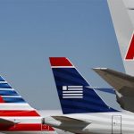 Un empleado de American Airlines baila alocadamente en la pista de aterrizaje y se vuelve viral